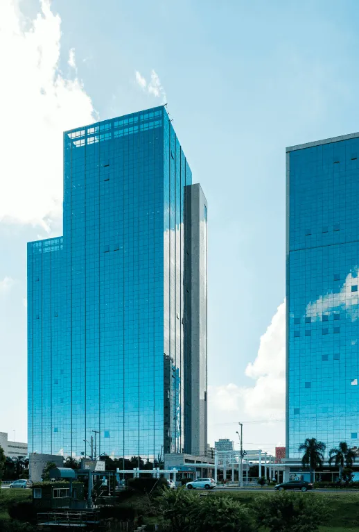 Fachada espelhada do prédio do consultório